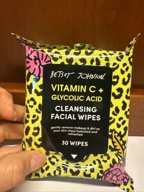 Betsey Johnson Yellow Leopard Cleansing Facial Wipes Vitamin C & Glycolic acid